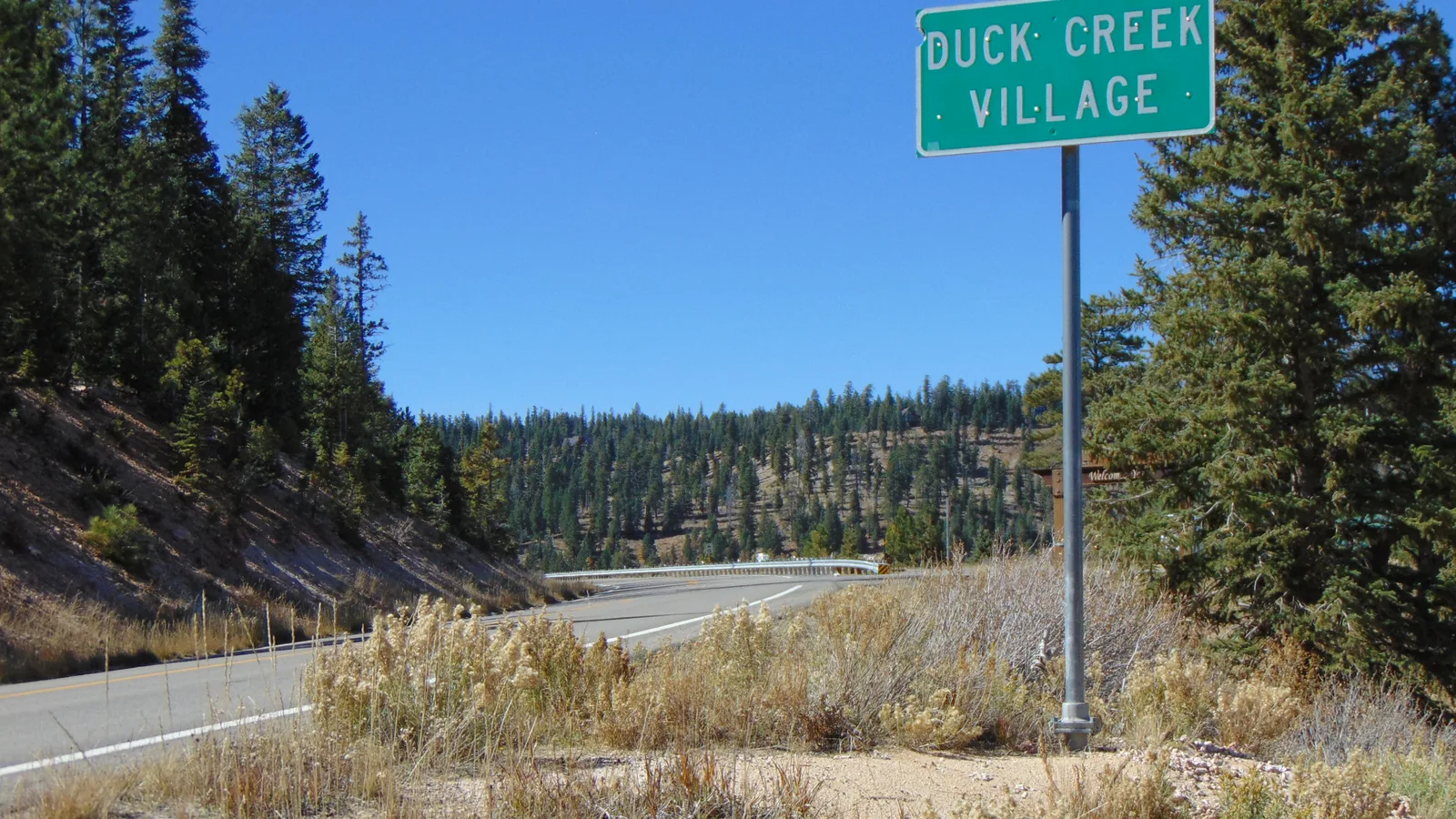 La State Route 14 entrant dans Duck Creek Village, Utah, à travers une forêt de haute altitude