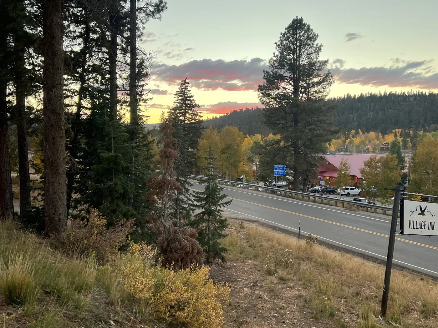 犹他州锡达山(Cedar Mountain)上,达克溪村客栈旁的14号公路日落景色