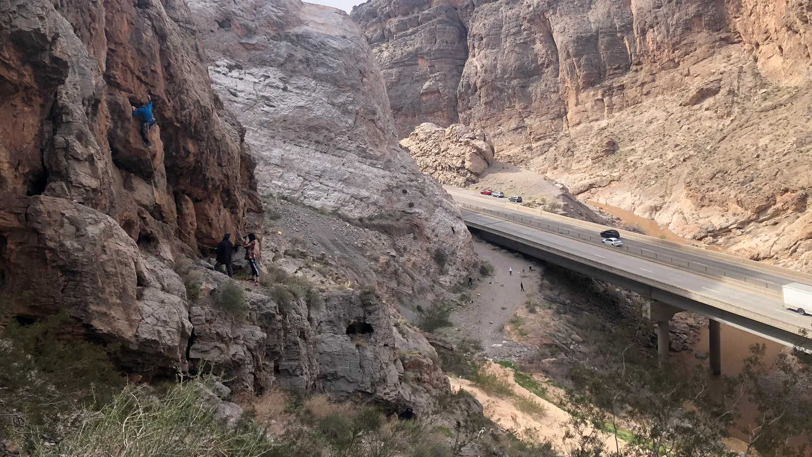 亚利桑那州（Arizona）维珍河峡谷（Virgin River Gorge）西入口处，I-15州际公路跨越一座桥梁，两侧是高耸的岩壁