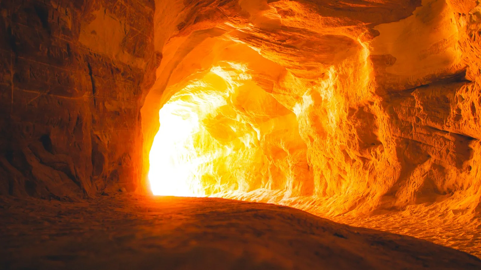 Lumière au bout d'un tunnel de grès ondulé, le passage du Belly of the Dragon sous la US-89 près de Mount Carmel Junction